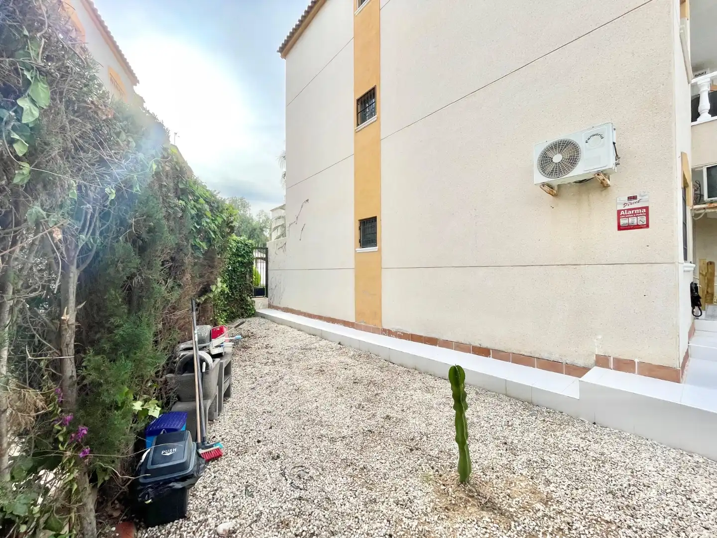 Exterior view of Ground floor for rent in Torrevieja  with Air Conditioner, Heating and Private garden