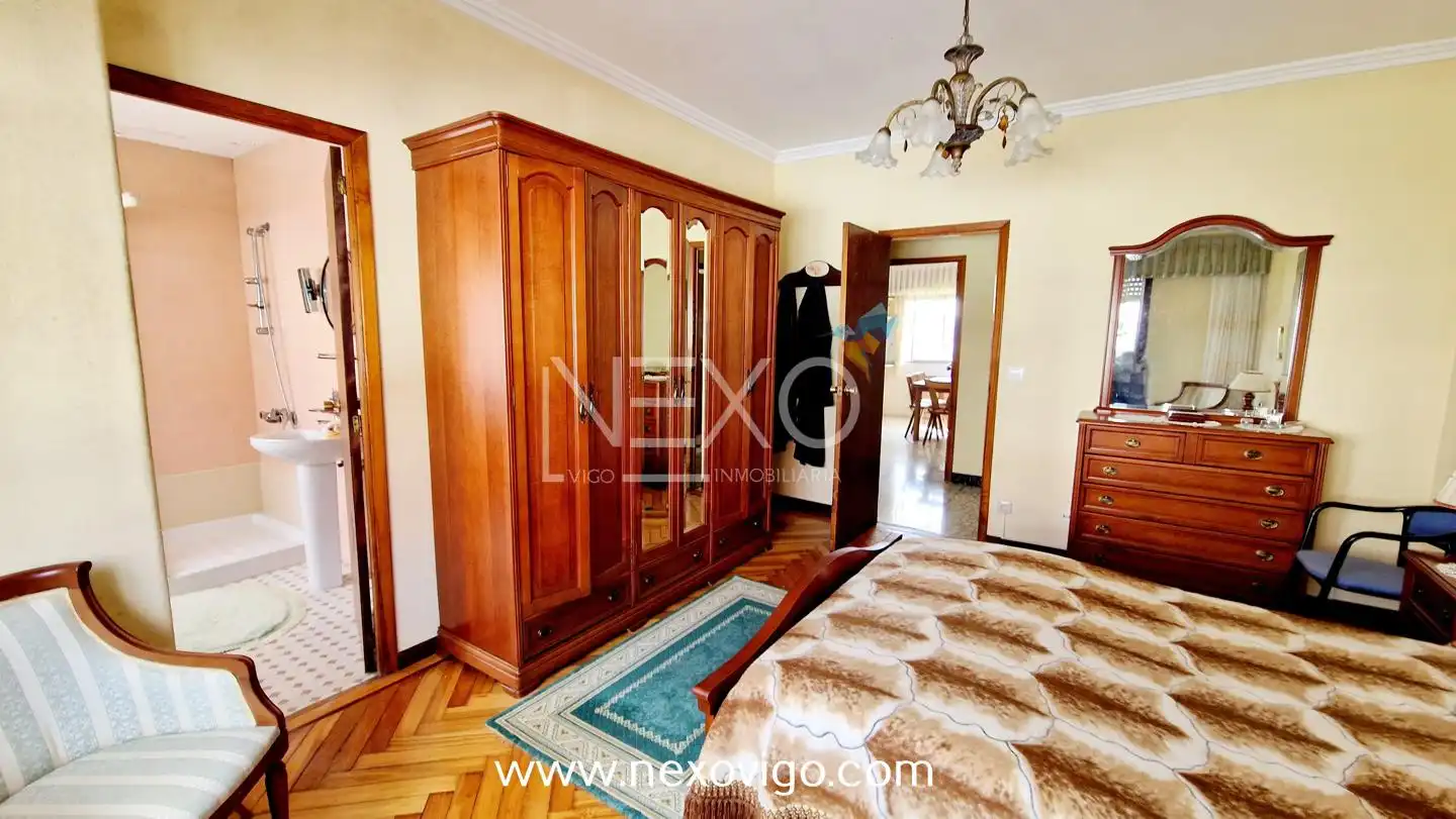 Dormitori de Casa o xalet en venda en Cangas  amb Calefacció, Jardí privat i Parquet