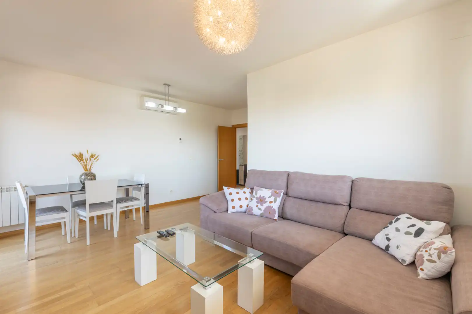 Living room of Flat for rent in Granada  with Air Conditioner, Heating and Parquet flooring