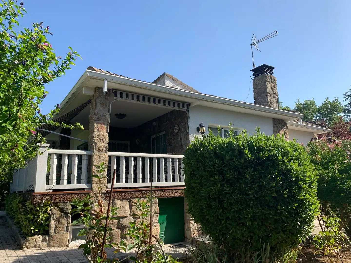 Vista exterior de Casa o xalet en venda en Miraflores de la Sierra amb Calefacció, Jardí privat i Terrassa