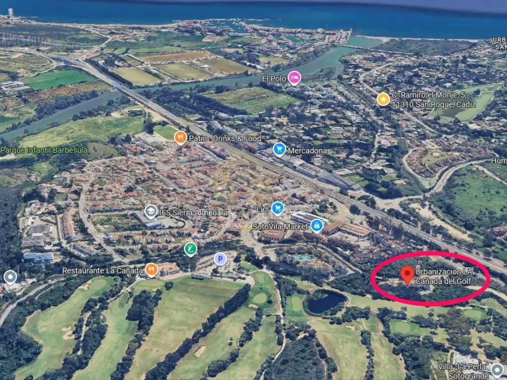 Außenansicht von Wohnungen zum Verkauf in Sotogrande mit Klimaanlage, Heizung und Privatgarten