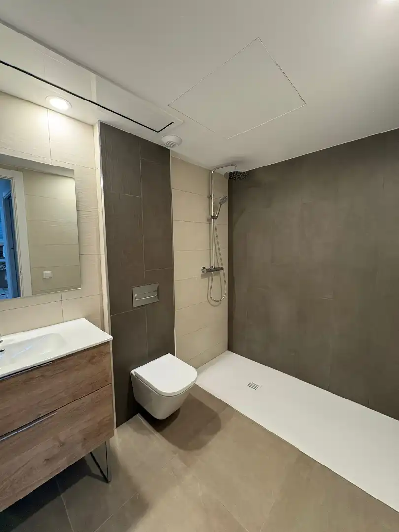 Bany de Dúplex en venda en Cornellà de Llobregat amb Aire condicionat, Calefacció i Parquet