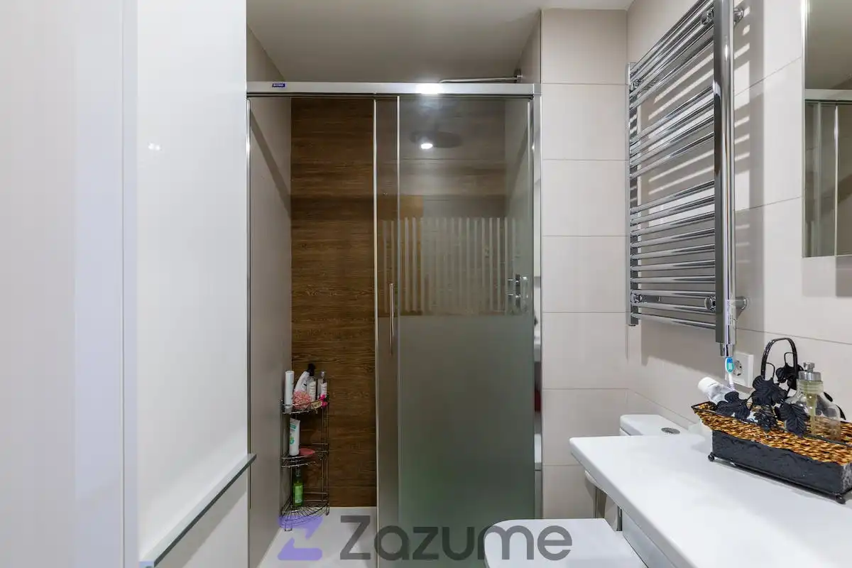Bathroom of Flat for rent in Madrid  with Air Conditioner, Private garden and Terrace