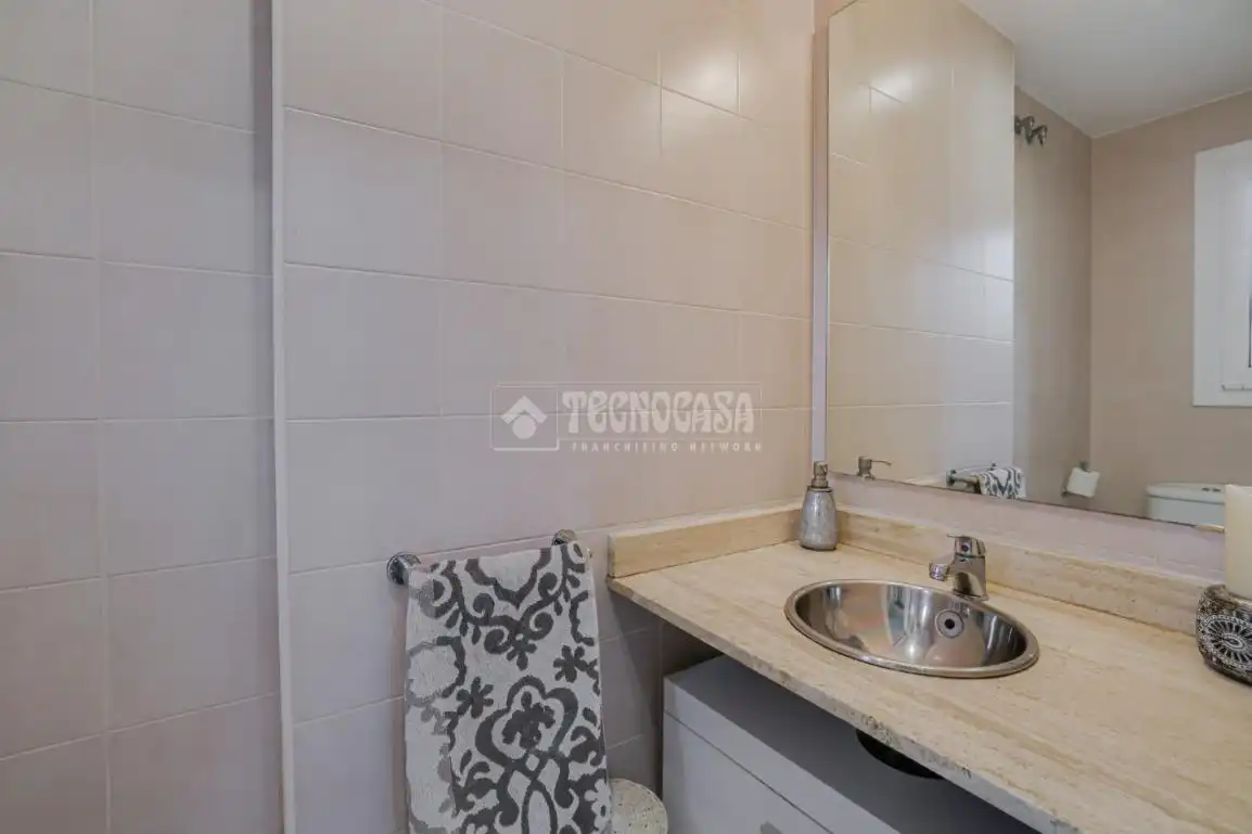 Badezimmer von Einfamilien-Reihenhaus zum Verkauf in Terrassa mit Klimaanlage, Heizung und Terrasse