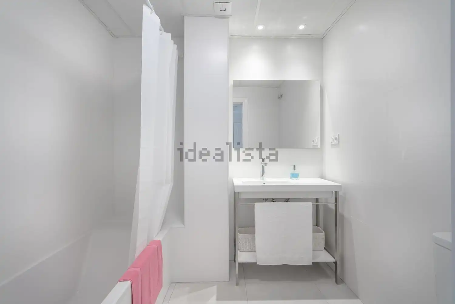 Bathroom of Flat for rent in Granada  with Air Conditioner, Heating and Furnished