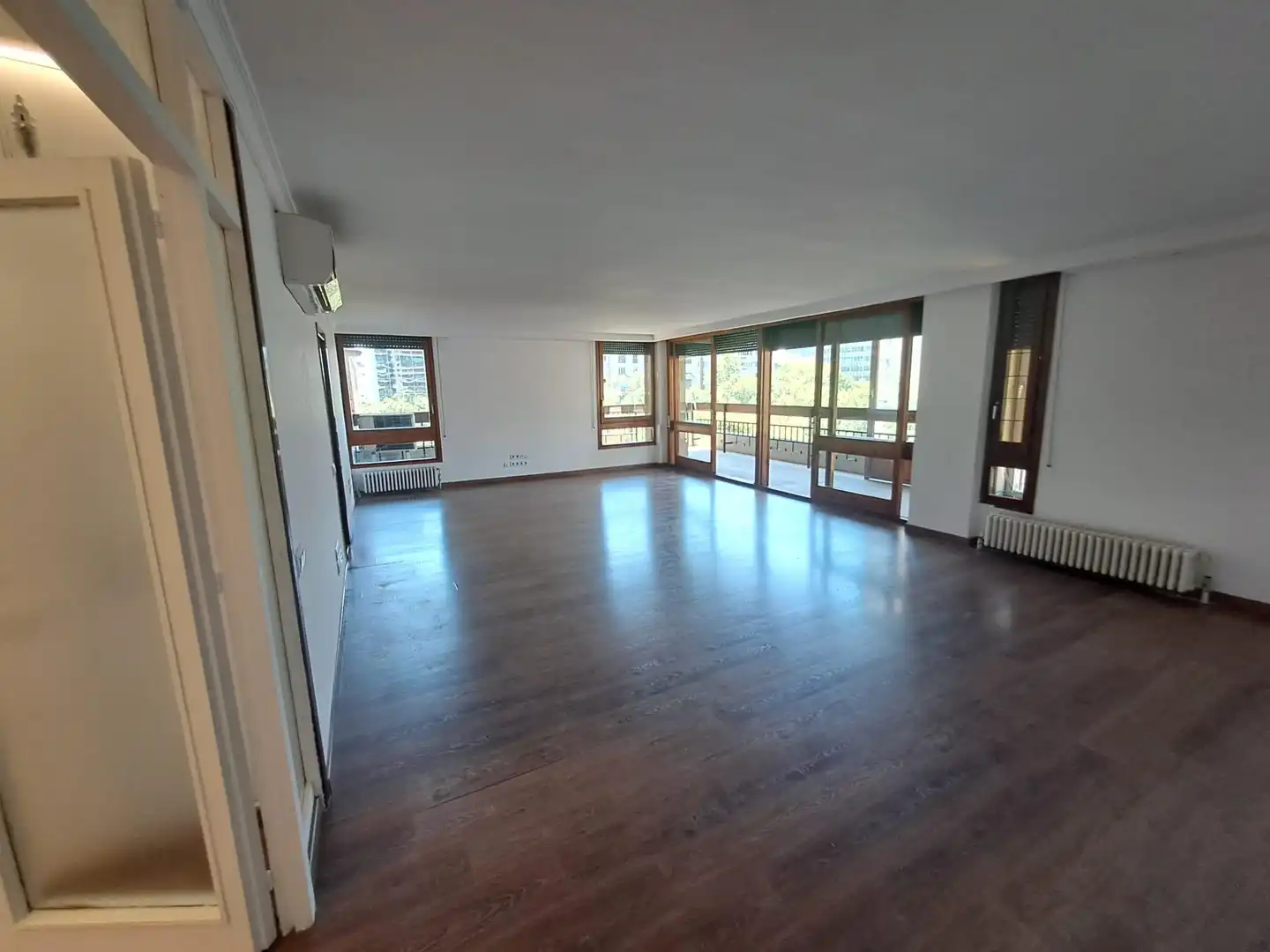 Living room of Flat for rent in Barcelona  with Air Conditioner, Heating and Parquet flooring