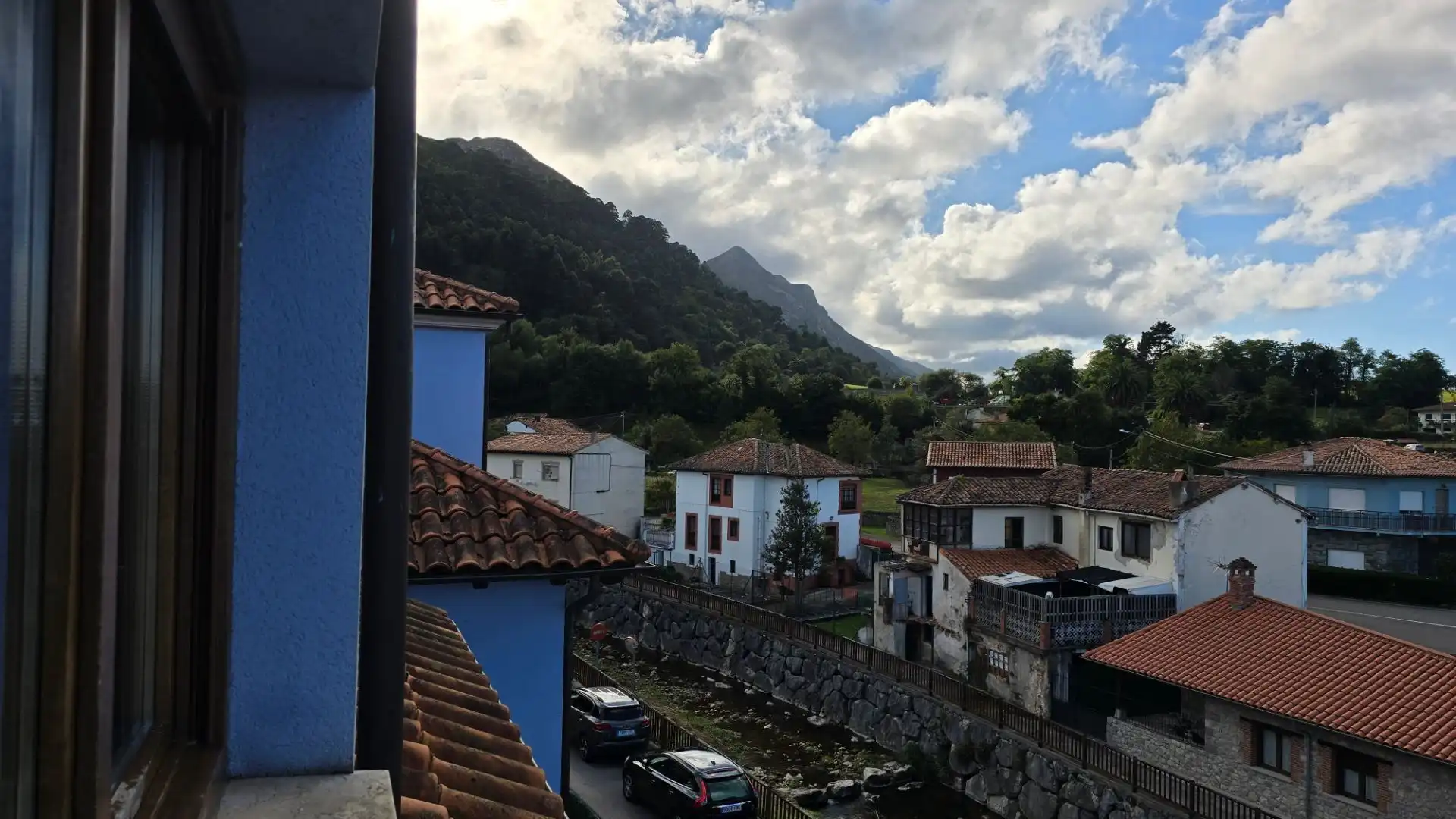 Vista exterior de Dúplex en venda en Llanes amb Calefacció i Jardí privat