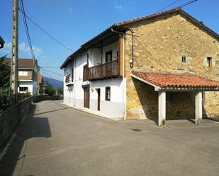 Vista exterior de Casa o xalet en venda en San Felices de Buelna amb Balcó