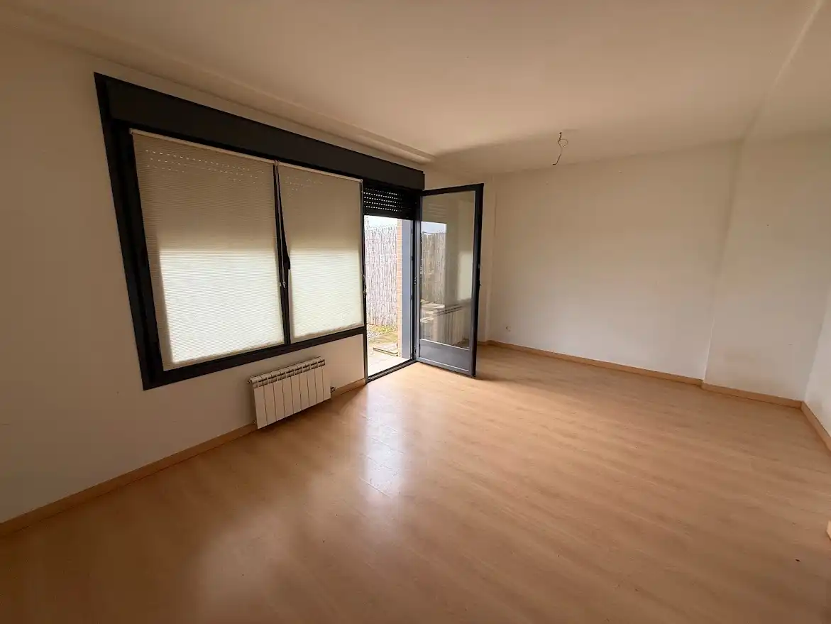 Sala d'estar de Casa adosada en venda en Garrafe de Torío amb Calefacció, Jardí privat i Parquet