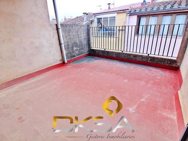 Casa amb balcó en venda a Calle de Bisbe Gavalda