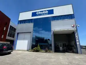 Vista exterior de Nave industrial de alquiler en Carral con Calefacción y Alarma