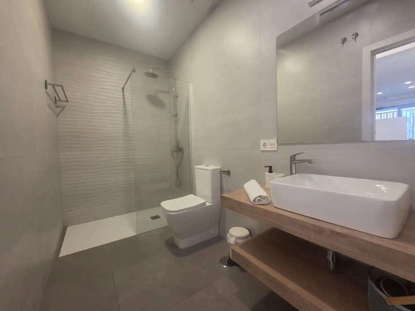 Bany de Apartament de lloguer en Conil de la Frontera amb Aire condicionat, Calefacció i Moblat