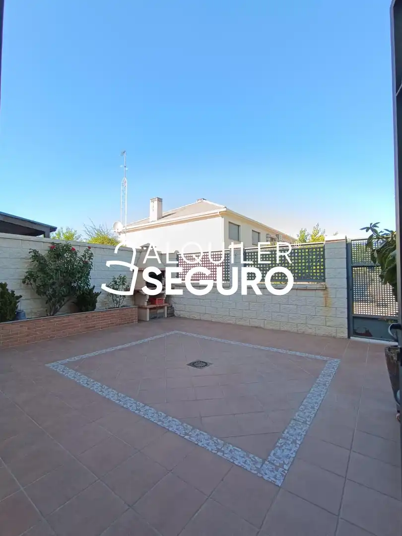 Vista exterior de Casa o xalet de lloguer en Aranjuez amb Calefacció, Terrassa i Traster