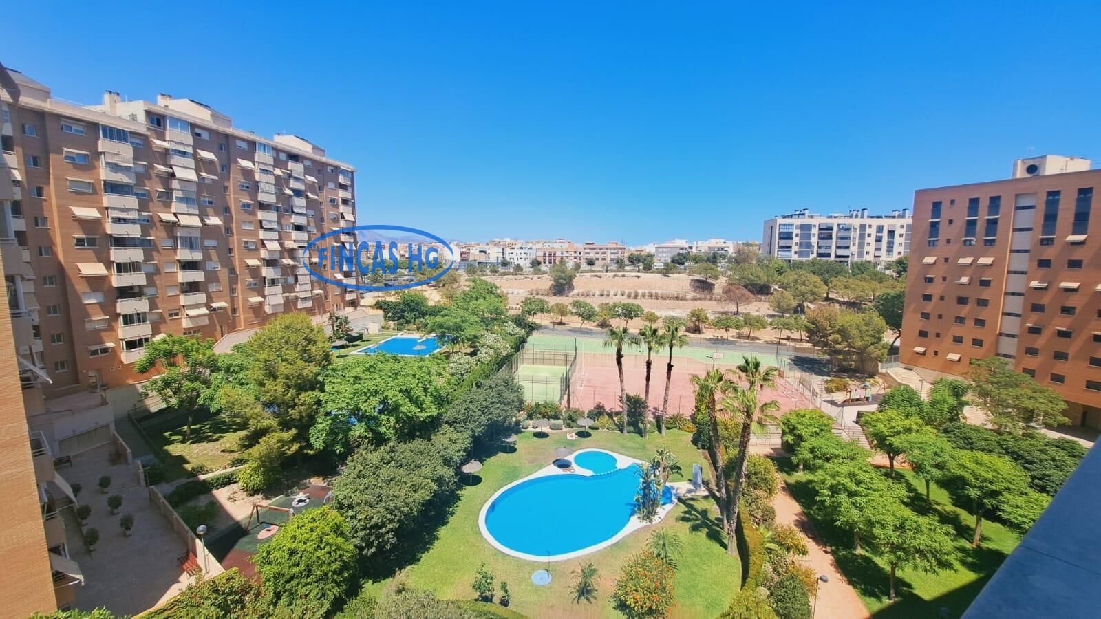Piscina de Pis en venda en Alicante / Alacant amb Aire condicionat, Calefacció i Jardí privat