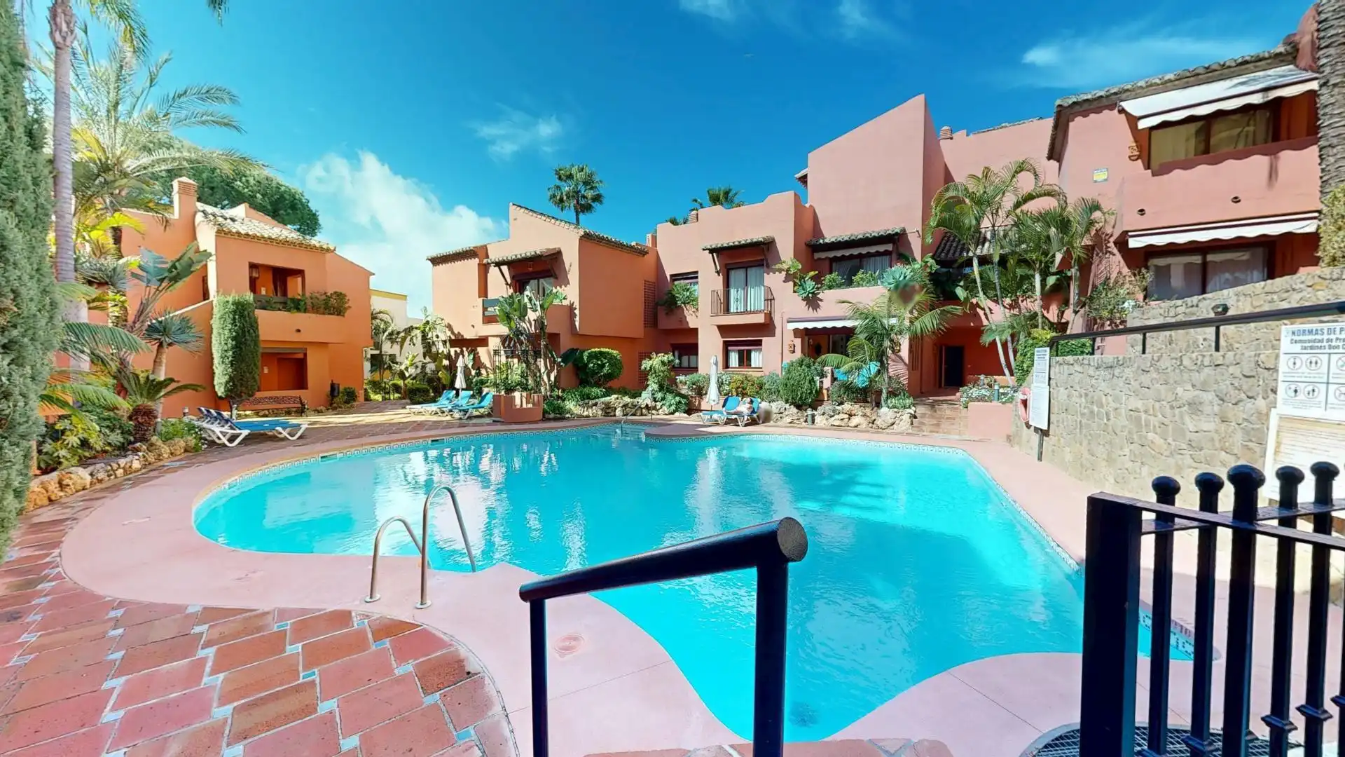 Schwimmbecken von Wohnung zum Verkauf in Marbella mit Heizung, Privatgarten und Terrasse