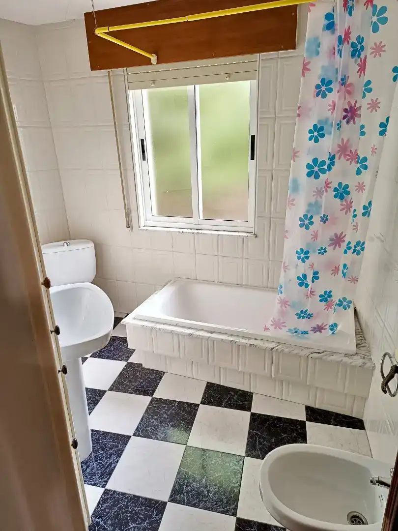 Badezimmer von Wohnung zur Miete in Camariñas mit Abstellraum, Möbliert und Ofen