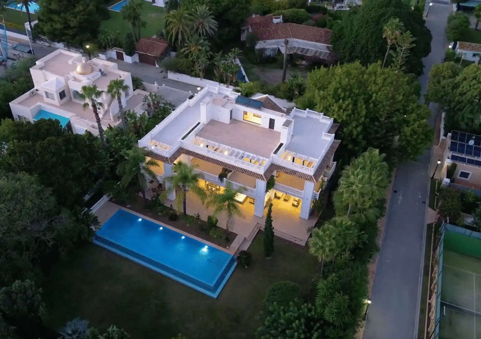 Vista exterior de Casa o xalet en venda en Estepona amb Aire condicionat, Calefacció i Jardí privat