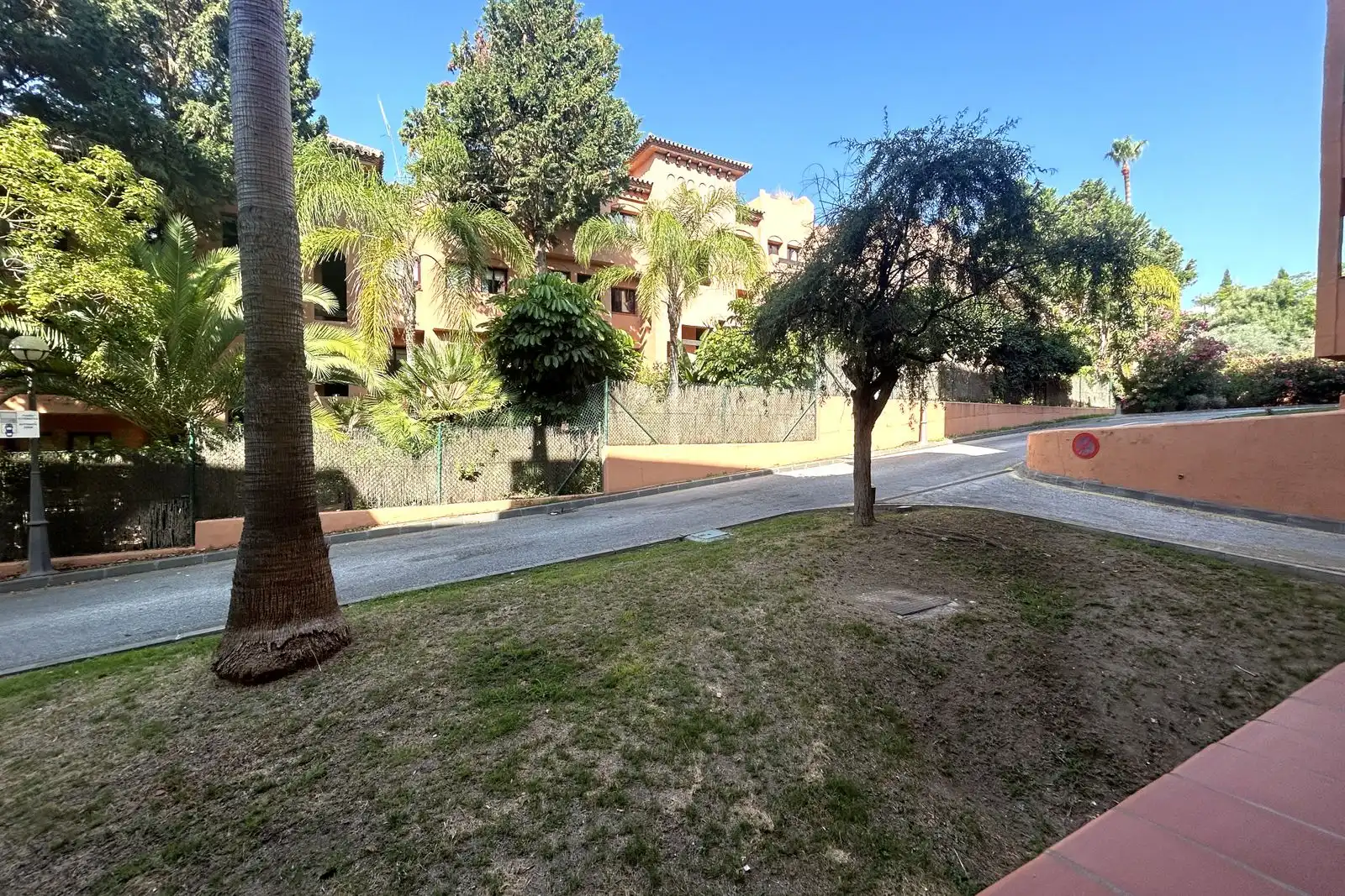 Vista exterior de Pis en venda en Benahavís amb Moblat i Piscina comunitària