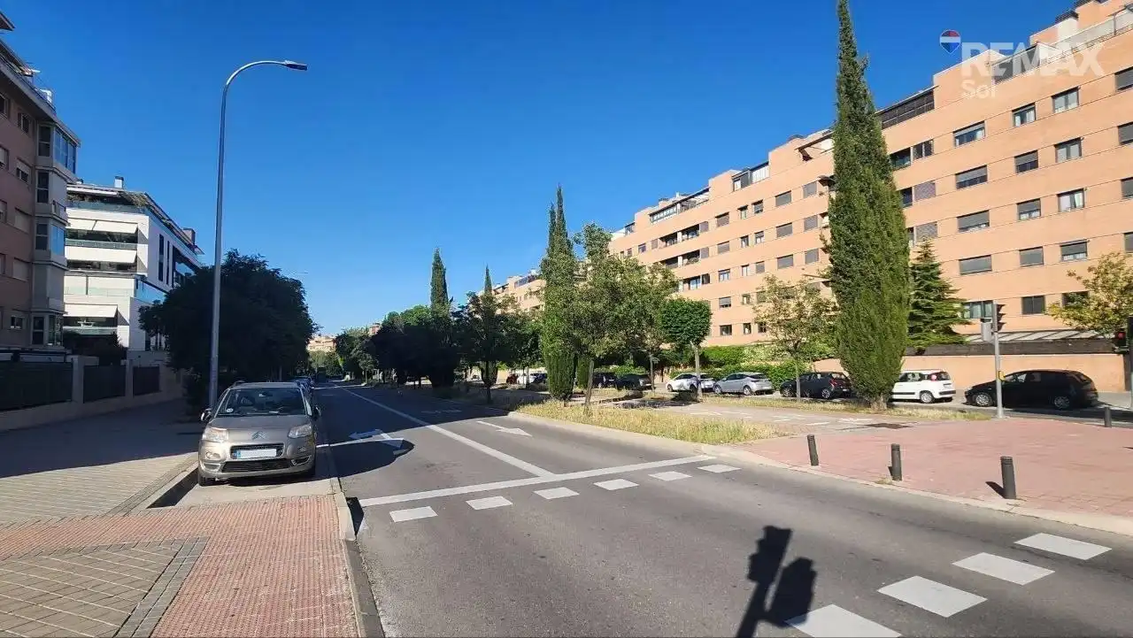 Außenansicht von Wohnung zum Verkauf in Madrid mit Privatgarten, Parkett und Gemeinschaftspool