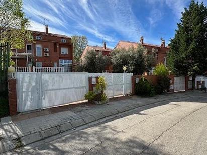 Vista exterior de Casa adosada en venda en Móstoles amb Jardí privat, Terrassa i Traster