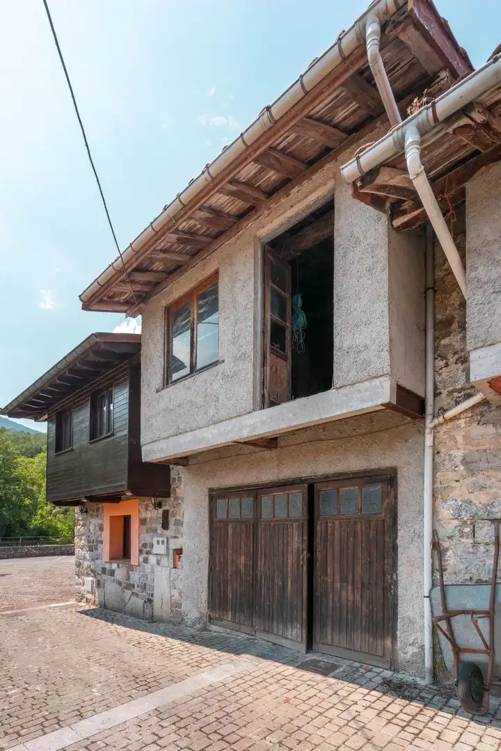 Vista exterior de Casa o xalet en venda en Sobrescobio amb Balcó