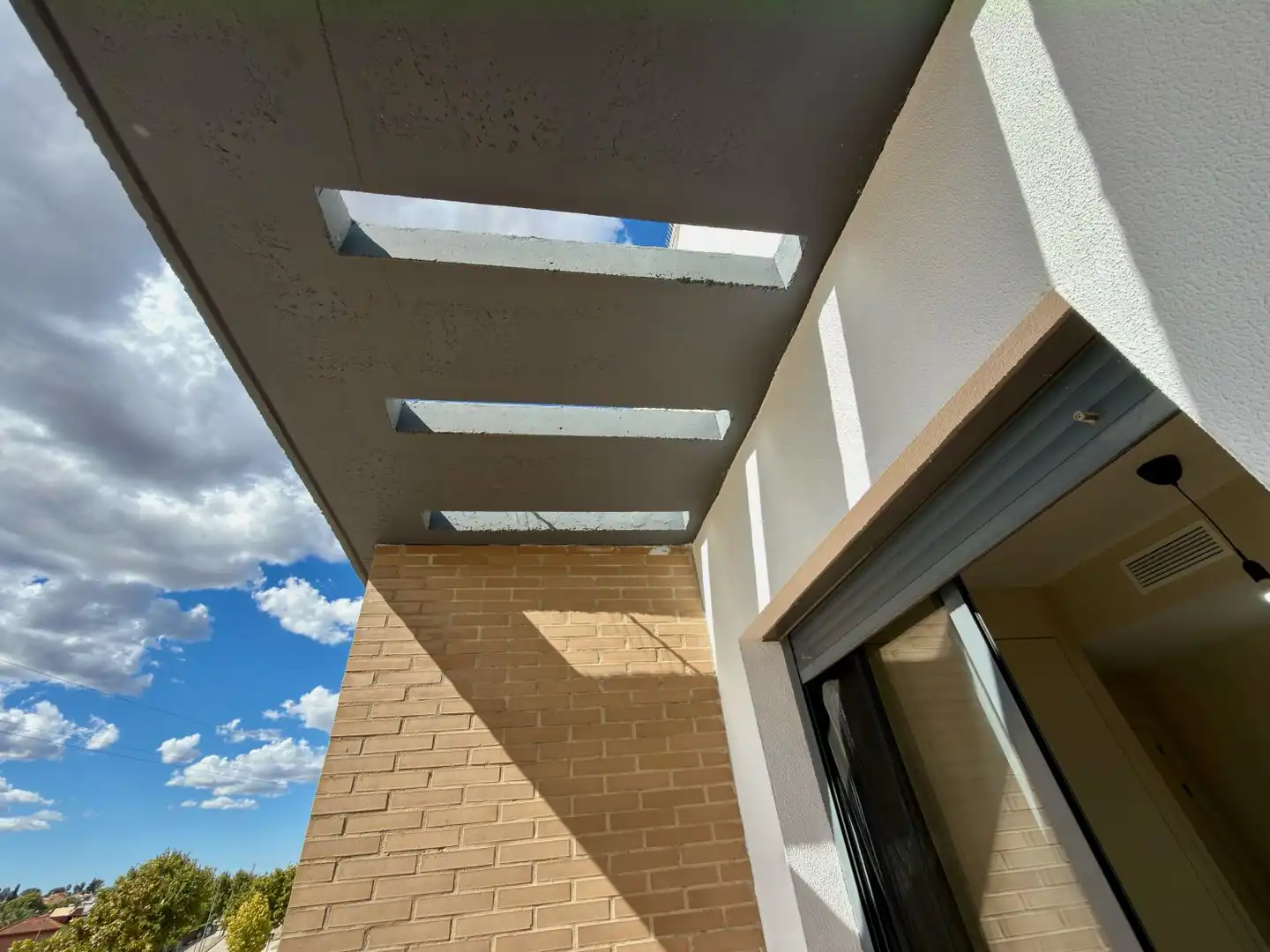 Vista exterior de Casa o xalet en venda en Guillena amb Aire condicionat, Calefacció i Terrassa