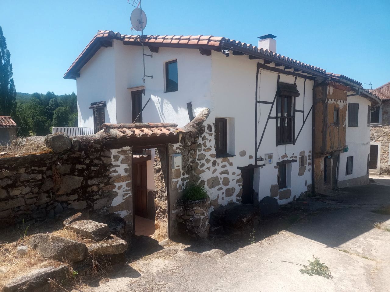 Vista exterior de Casa adosada en venda en Umbrías amb Moblat