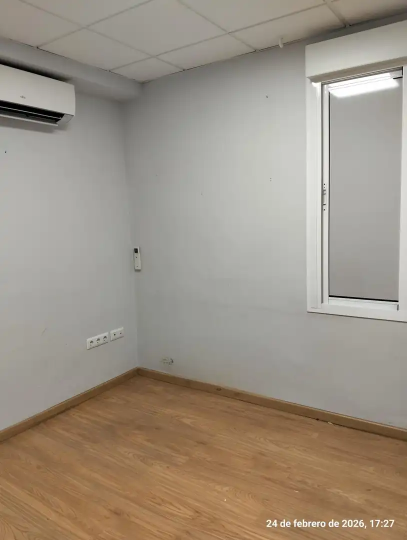 Schlafzimmer von Büro zur Miete in Sevilla mit Klimaanlage