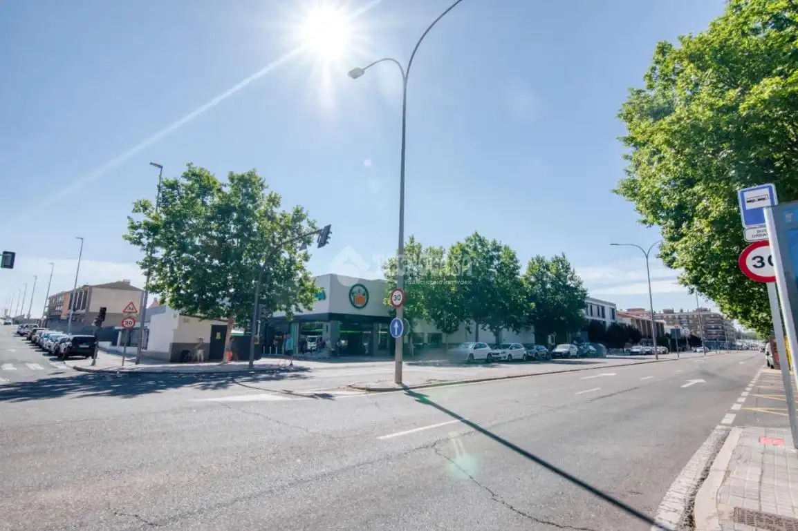 Außenansicht von Garage zum Verkauf in Salamanca