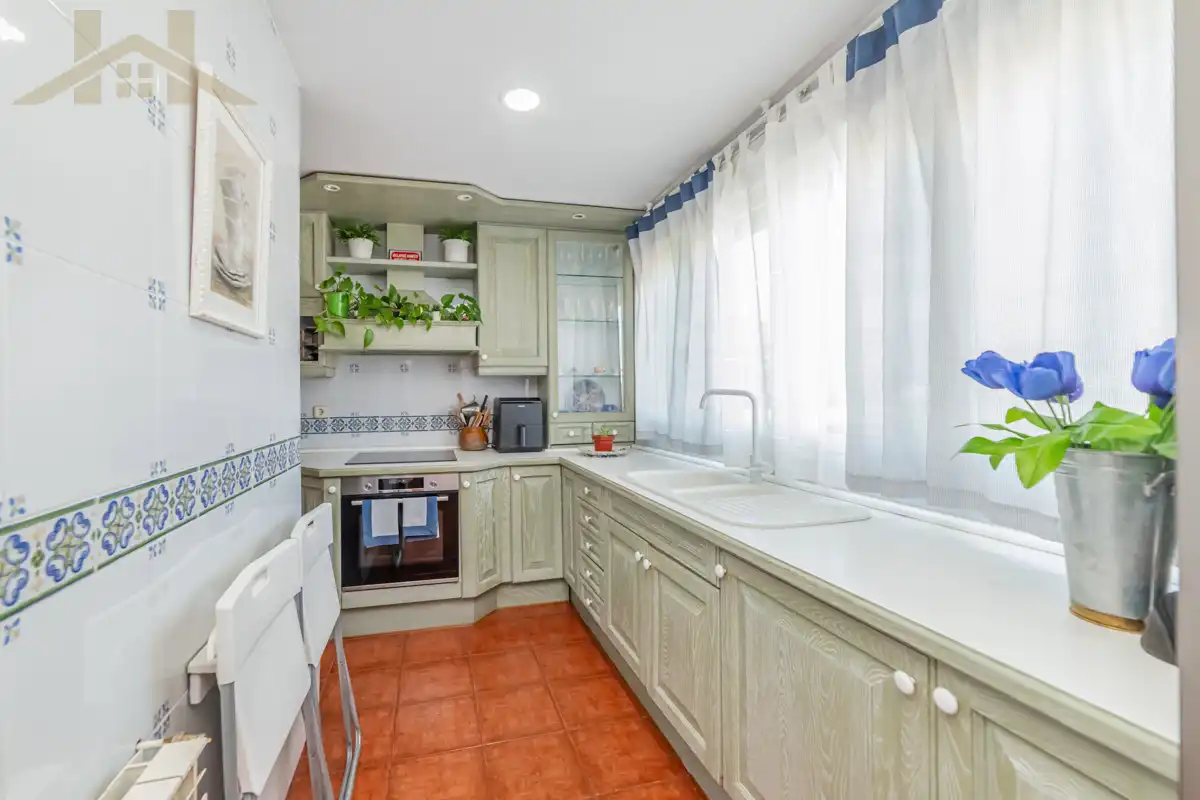 Cocina de Casa adosada en venta en Leganés con Aire acondicionado, Calefacción y Jardín privado