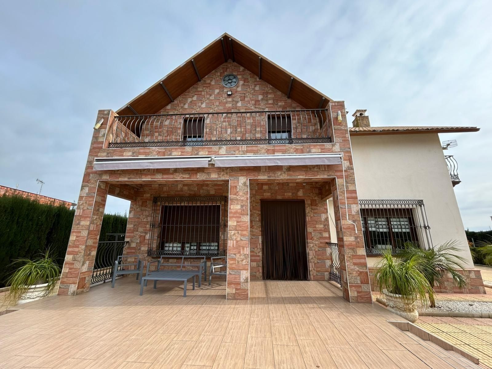 Exterior view of House or chalet for sale in Lora del Río  with Air Conditioner, Private garden and Terrace