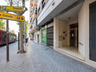 Business premises for sale in Avenida DOCTOR OLORIZ