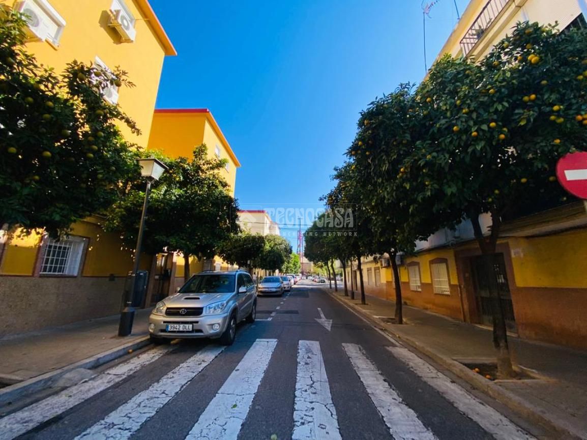 Exterior view of Flat for sale in  Sevilla Capital