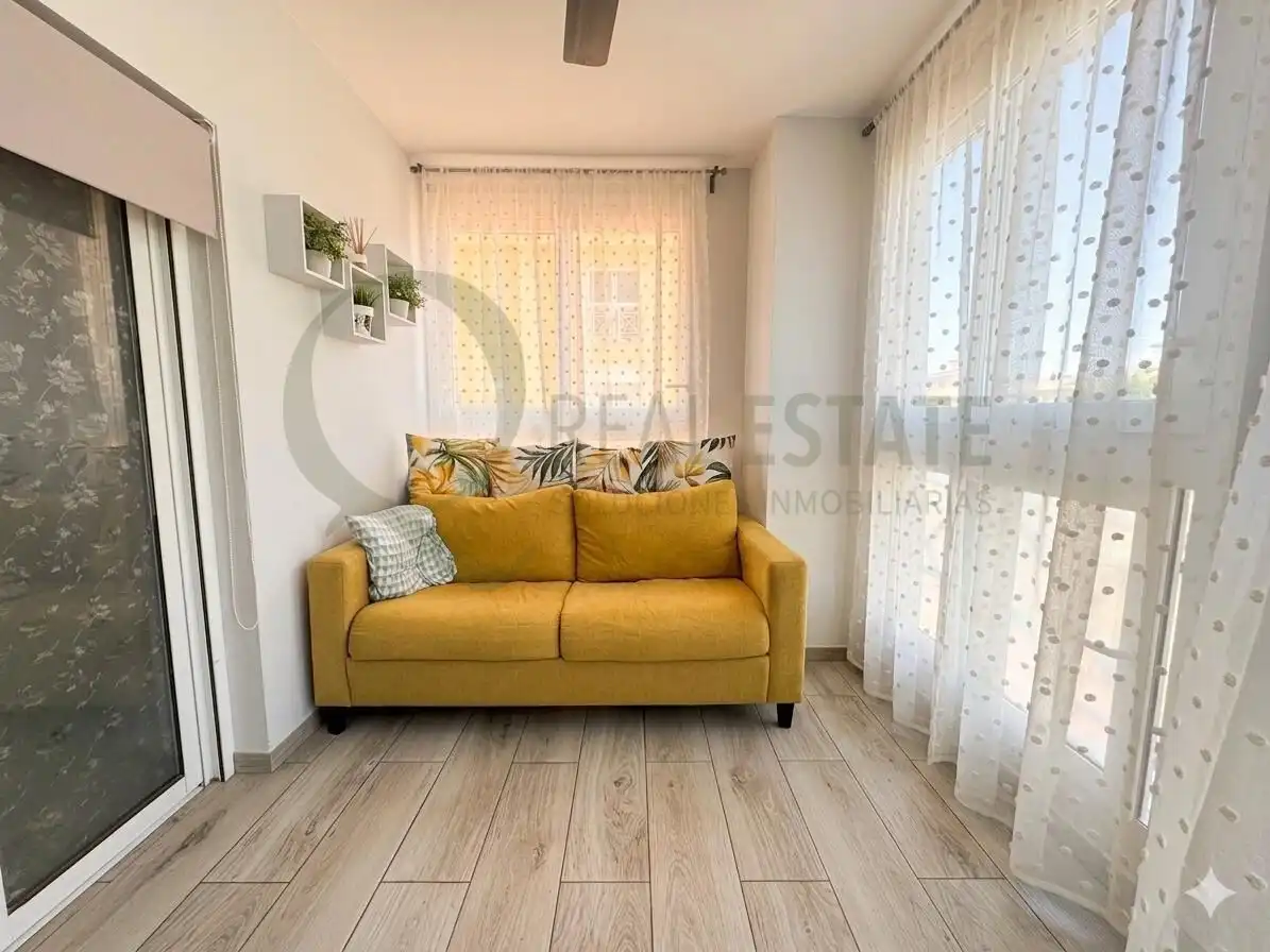 Wohnzimmer von Erdgeschoss zum Verkauf in Alicante / Alacant mit Klimaanlage, Heizung und Privatgarten