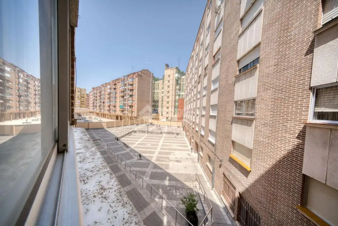 Vista exterior de Pis en venda en Valladolid amb Calefacció i Terrassa