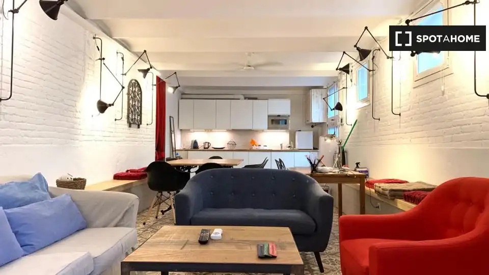 Sala de estar de Piso de alquiler en  Barcelona Capital con Aire acondicionado, Calefacción y Amueblado