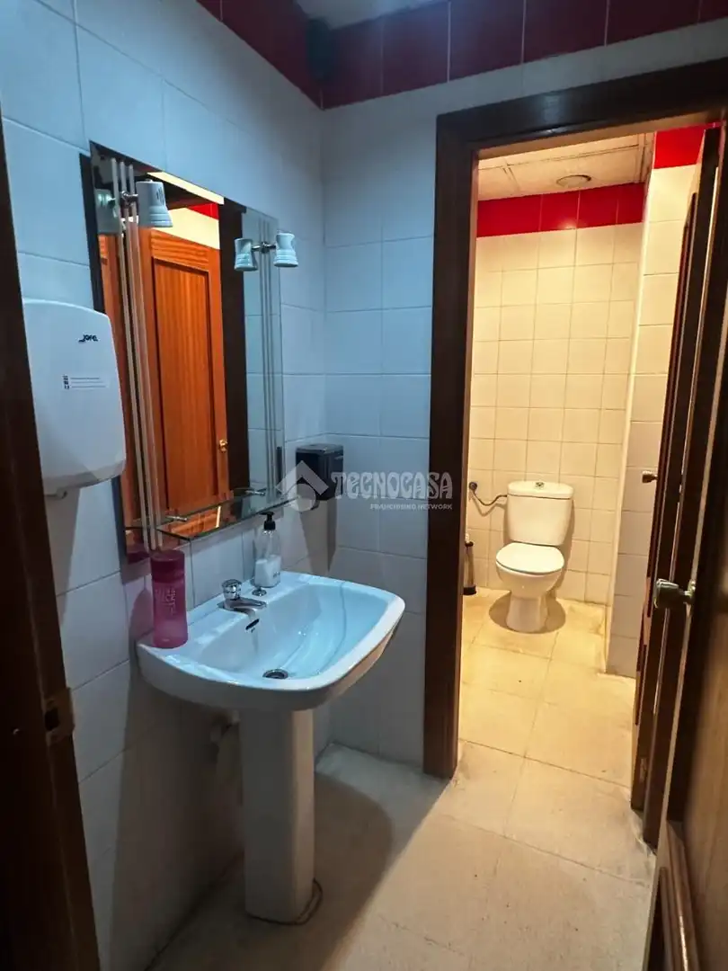 Baño de Oficina de alquiler en Torrejón de Ardoz con Alarma