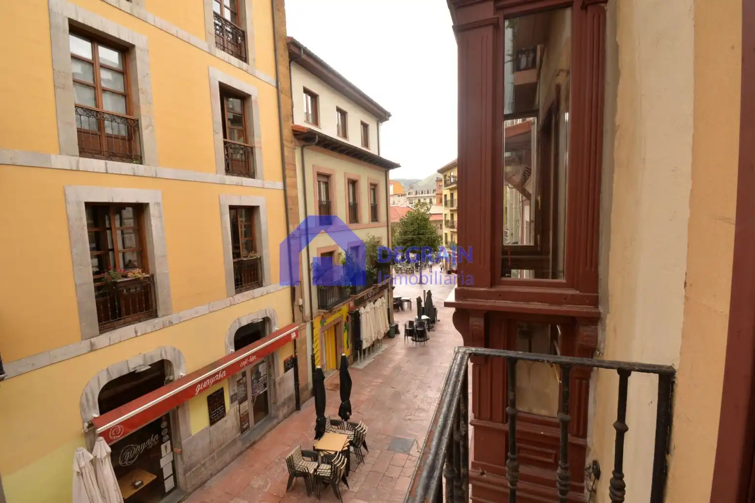 Vista exterior de Piso en venta en Oviedo  con Parquet, Terraza y Trastero