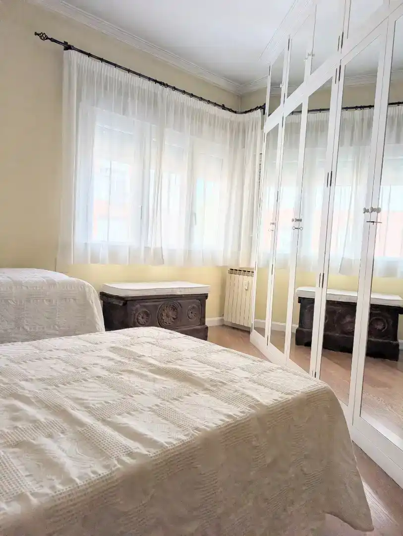 Bedroom of Flat for sale in  Madrid Capital  with Air Conditioner and Balcony