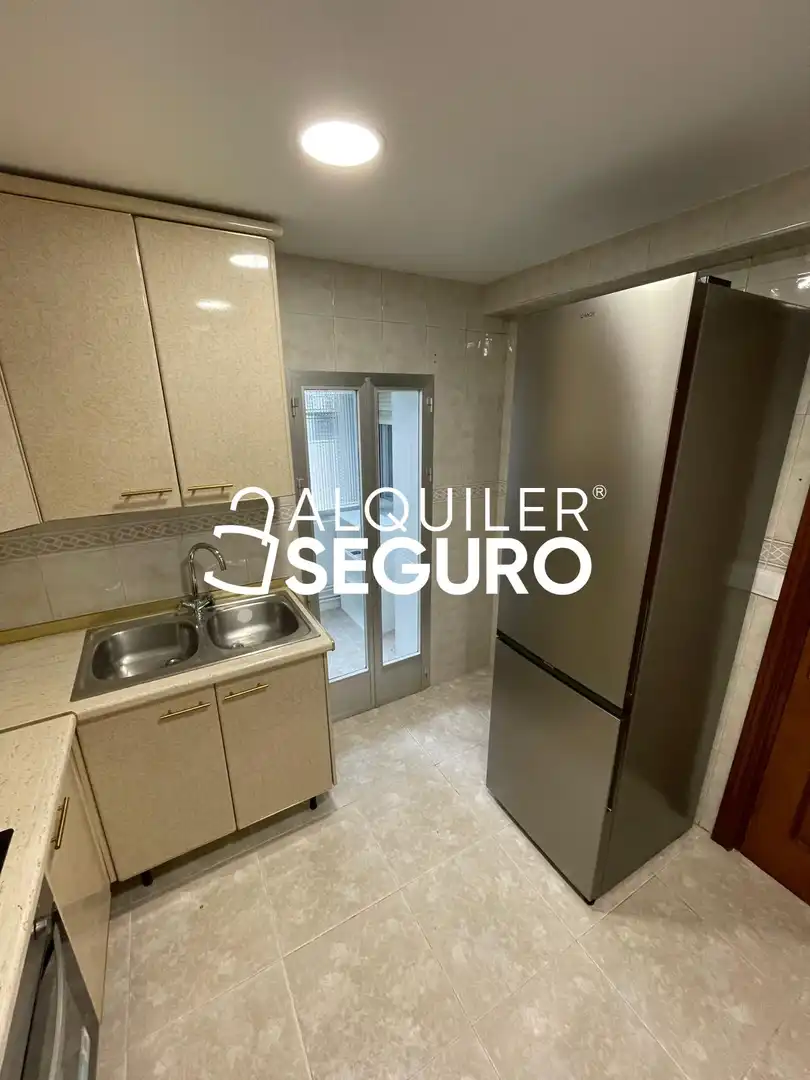 Cuina de Pis de lloguer en Madrid amb Calefacció, Terrassa i Traster