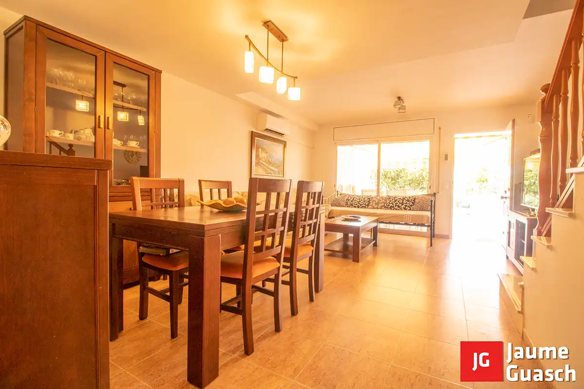 Comedor de Casa adosada en venta en Creixell con Aire acondicionado, Calefacción y Jardín privado