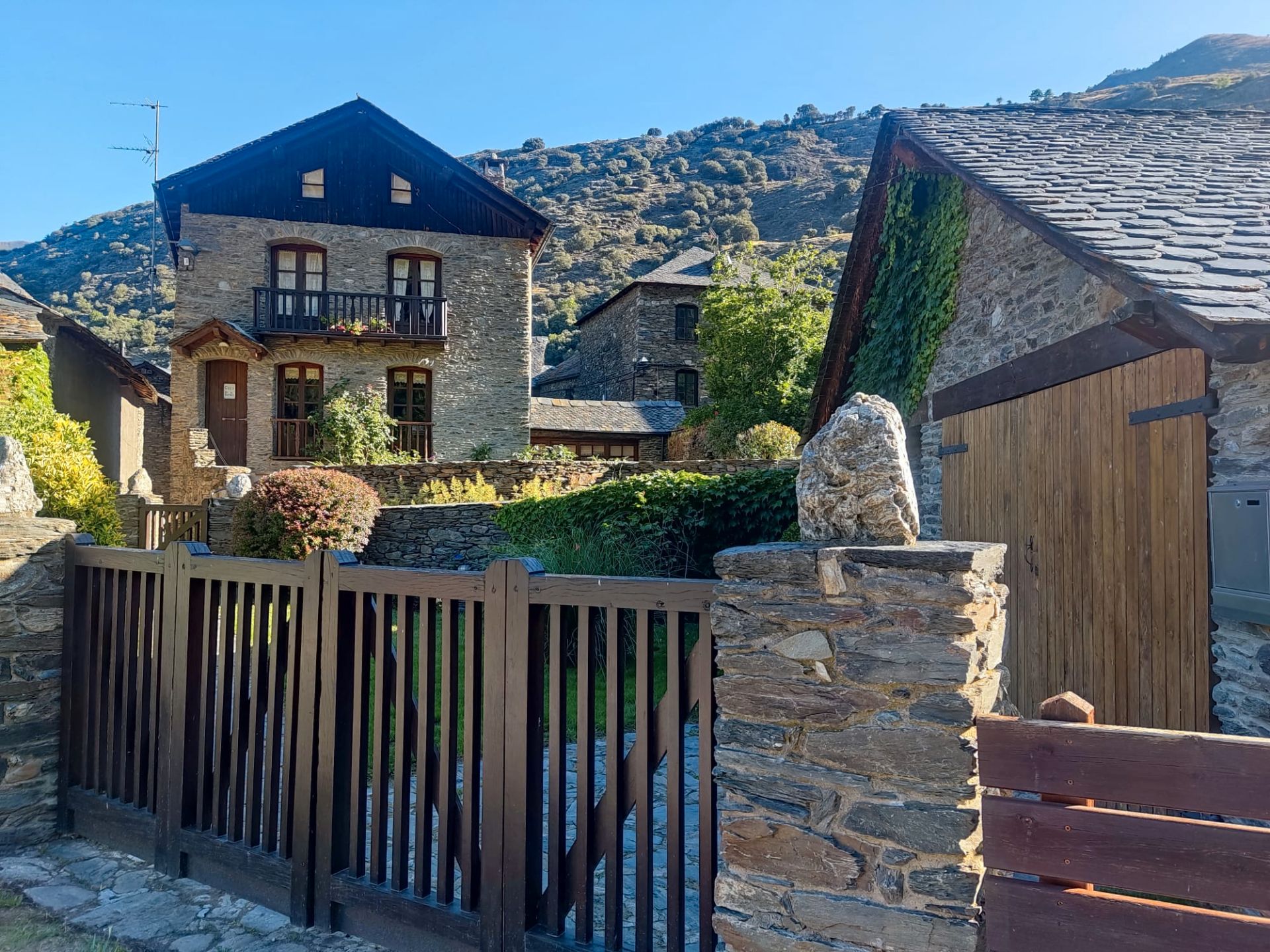 Vista exterior de Casa o xalet en venda en Esterri de Cardós amb Calefacció, Jardí privat i Parquet