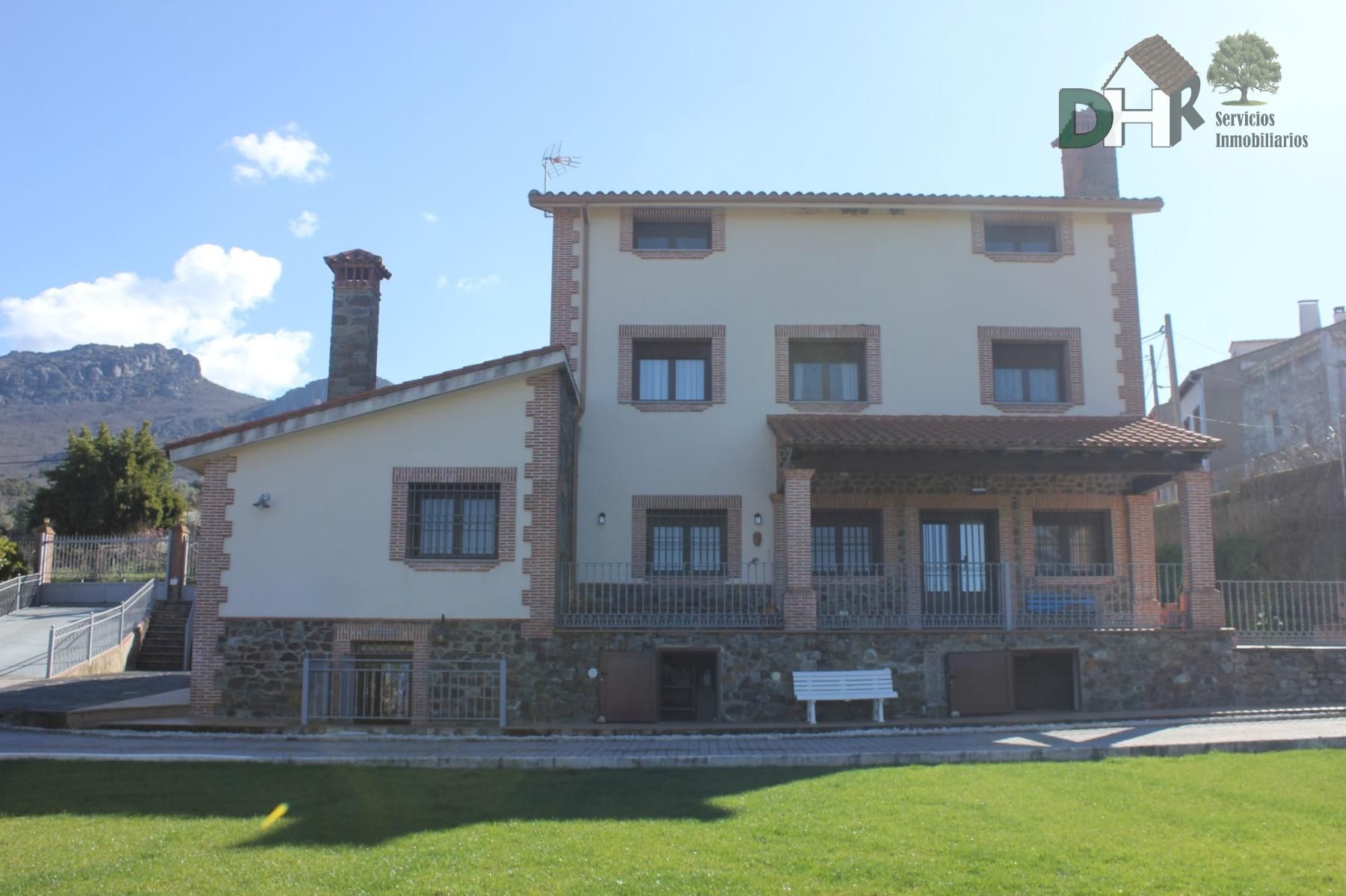 Vista exterior de Casa o xalet en venda en Cañamero amb Aire condicionat, Calefacció i Terrassa