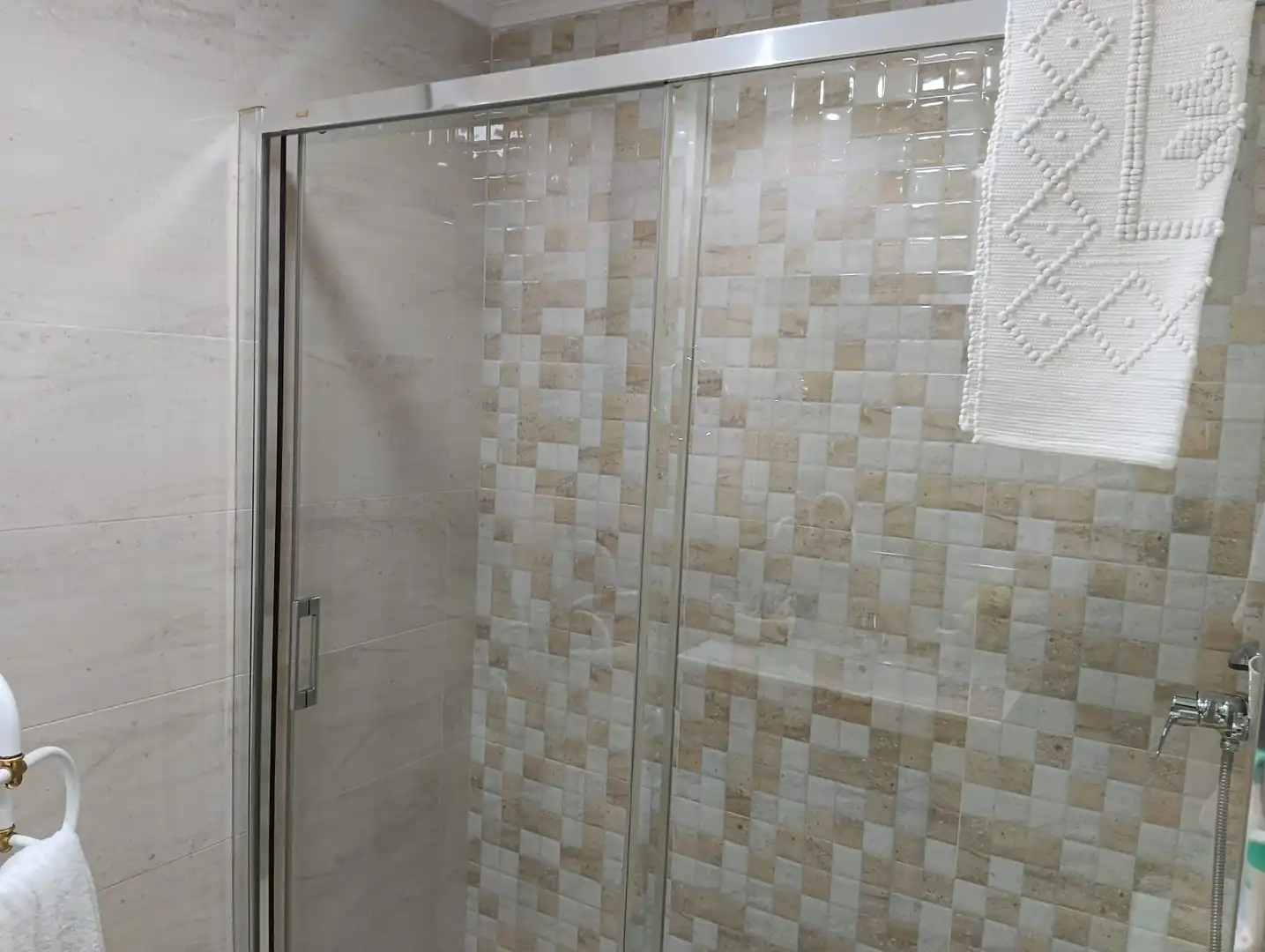 Bathroom of Flat for sale in Sevilla  with Air Conditioner, Terrace and Balcony