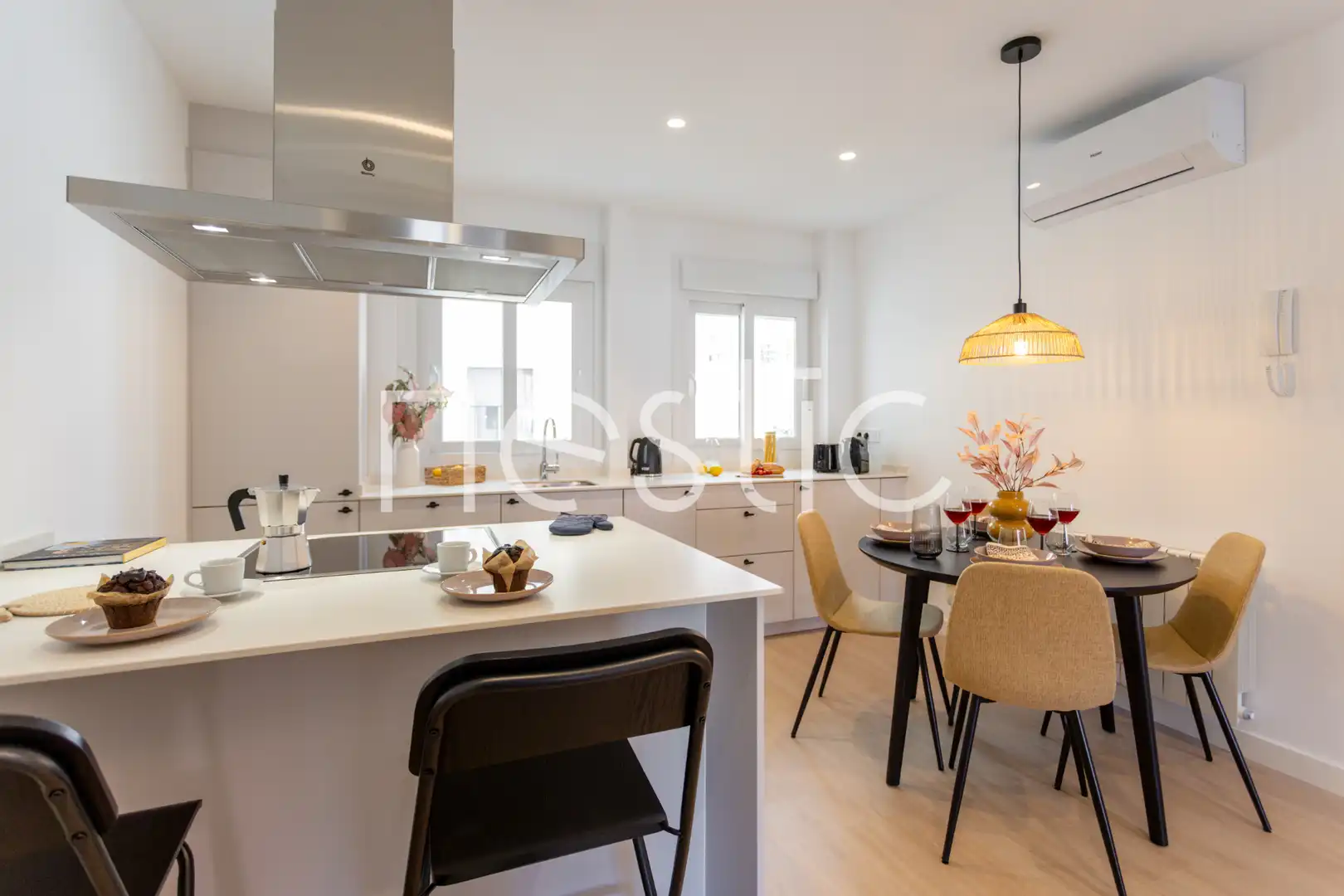 Cuina de Apartament de lloguer en Madrid amb Aire condicionat, Calefacció i Moblat