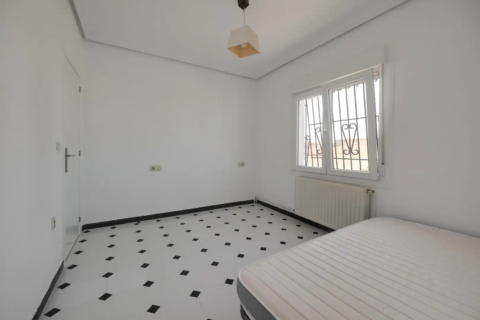 Casa aparellada amb terrassa en venda a Zona Carrefour - Urbanizaciones, imagen 10