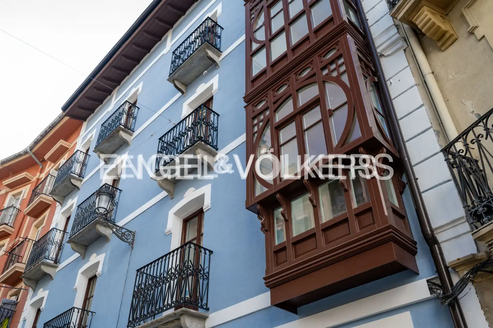 Vista exterior de Dúplex en venda en Irun  amb Calefacció, Parquet i Balcó