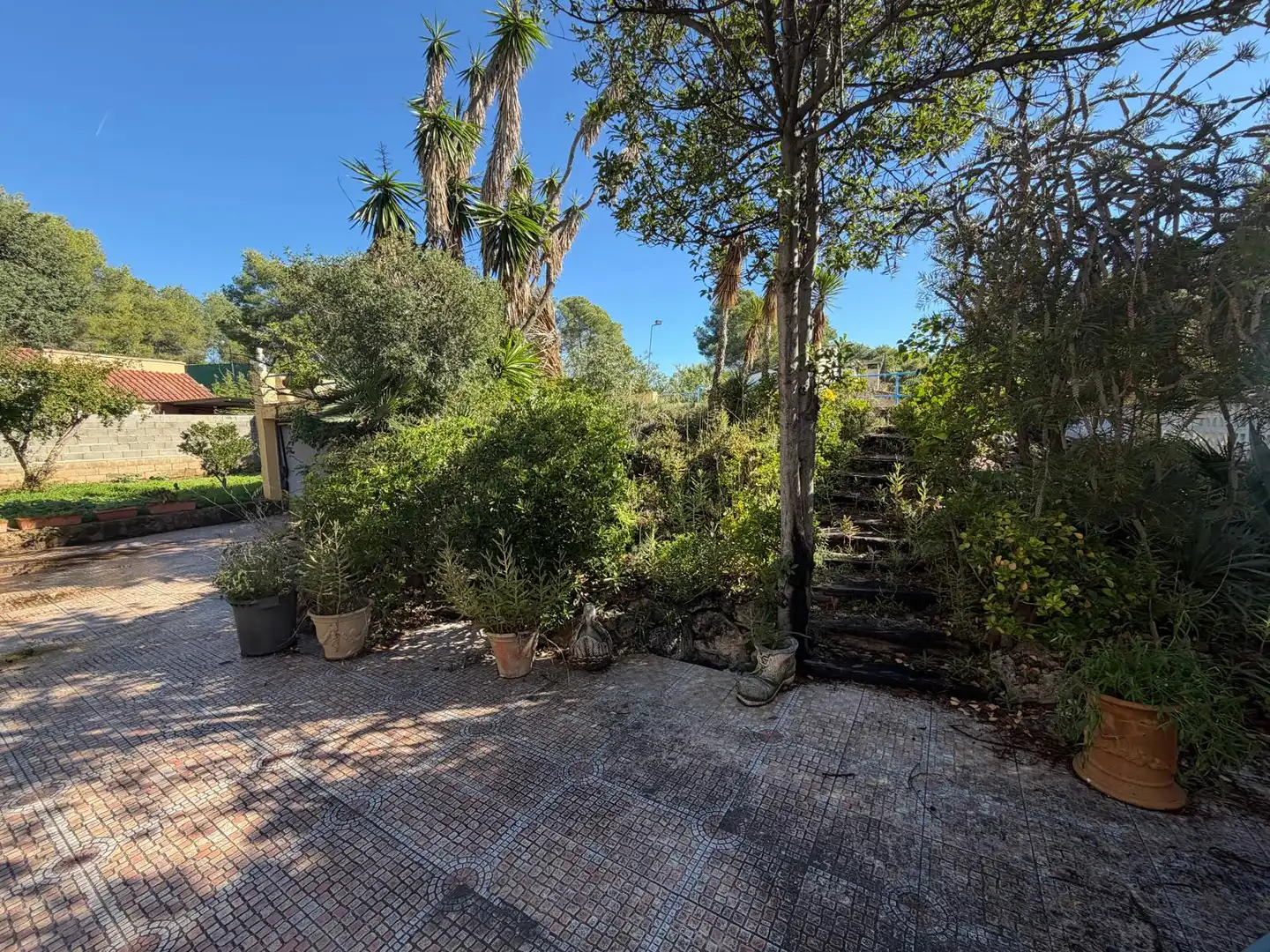 Garten von Einfamilien-Reihenhaus zum Verkauf in Olocau mit Privatgarten, Terrasse und Schwimmbad