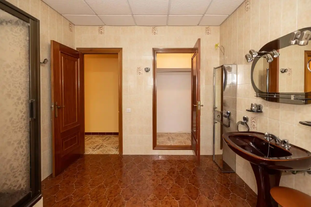 Bany de Casa adosada en venda en Dos Hermanas amb Aire condicionat, Calefacció i Jardí privat