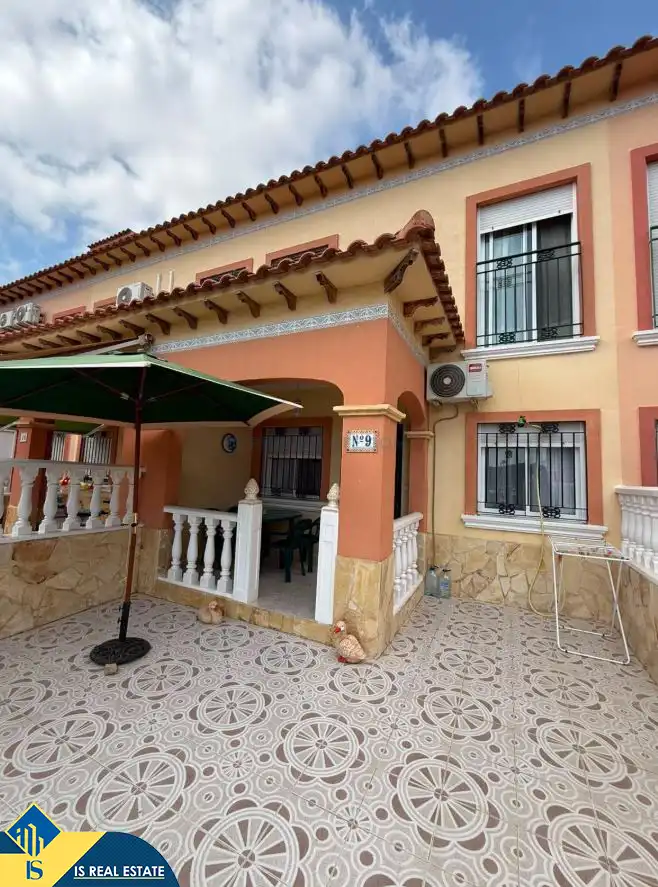 Casa con piscina en venta en Zona Carrefour - Urbanizaciones